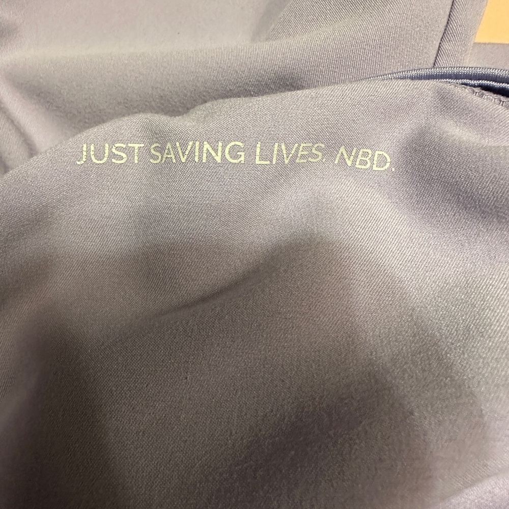 FIgs Lilac Jogger Scrubs EUC - Picture 4 of 10